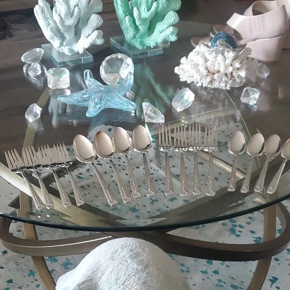 Community x16 - Picture 1 of 4